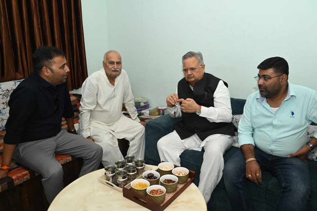 भाजपा नेता बैद के घर पहुंचे रमन, पिता का हालचाल जाना भाजपा नेता बैद के घर पहुंचे रमन, पिता का हालचाल जाना