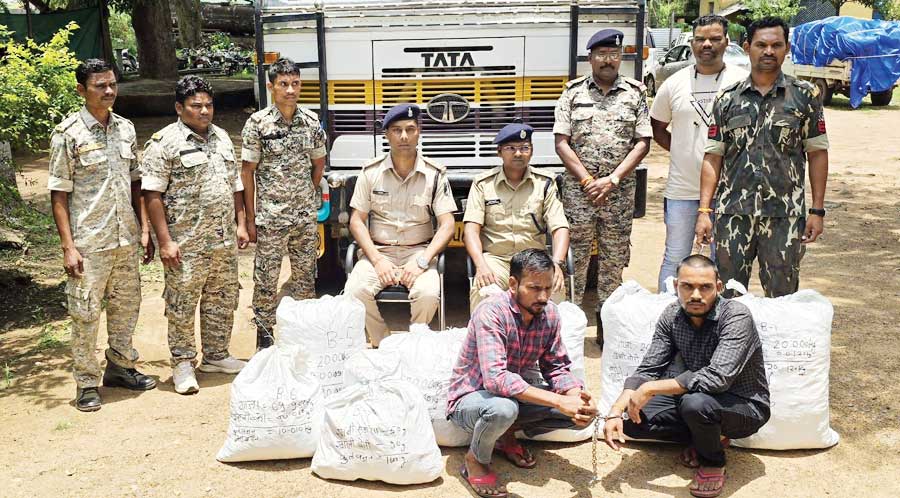  ट्रक से एक क्विंटल गांजा जब्त, यूपी के 2 बंदी, मुख्य आरोपी फरार