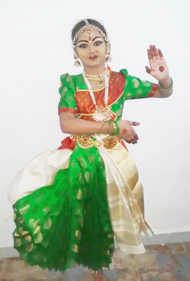 बच्चों ने उज्जैन में दी कथक प्रस्तुति