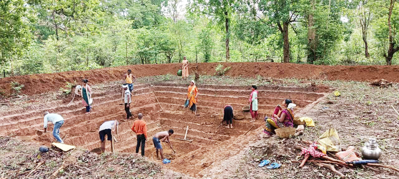 पीपरहीभर्री में 36 कमार परिवार जल संरक्षण के लिए बना रहे तालाब, डबरी और डाईक