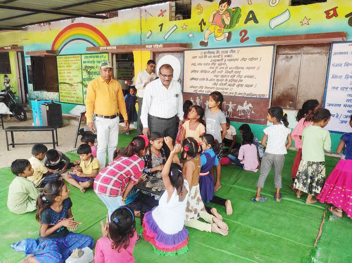 डीईओ ने किया समर कैम्प का निरीक्षण