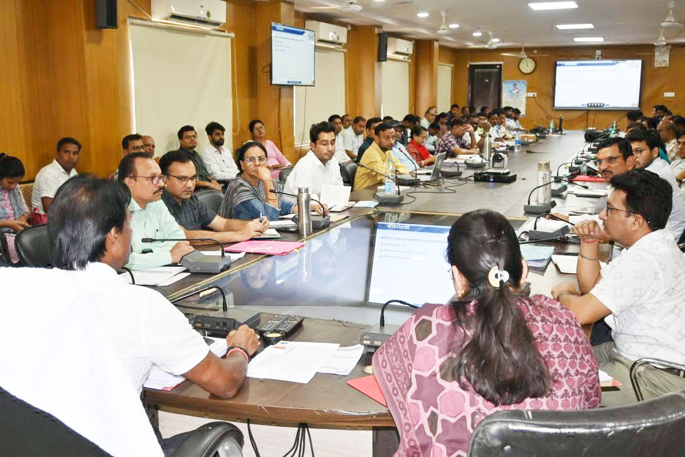 कमियों को दूर कर योजनाओं के क्रियान्वयन में लाएं प्रगति- कलेक्टर