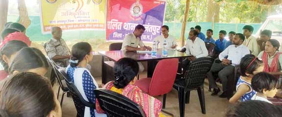 पुलिस ने स्कूली बच्चों और शिक्षकों को दी कई जानकारियां