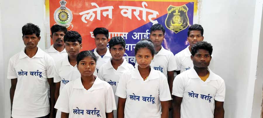 माड़ इलाके से 10 नक्सलियों ने किया समर्पण