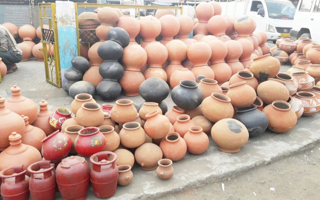 मिट्टी के घड़ोंं की मांग बढ़ी मिट्टी के घड़ोंं की मांग बढ़ी