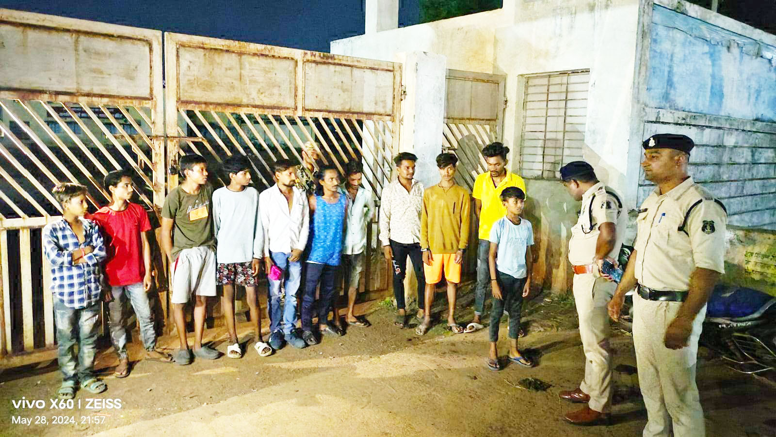 जवानों ने थाना क्षेत्र में किया पैदल मार्च जवानों ने थाना क्षेत्र में किया पैदल मार्च