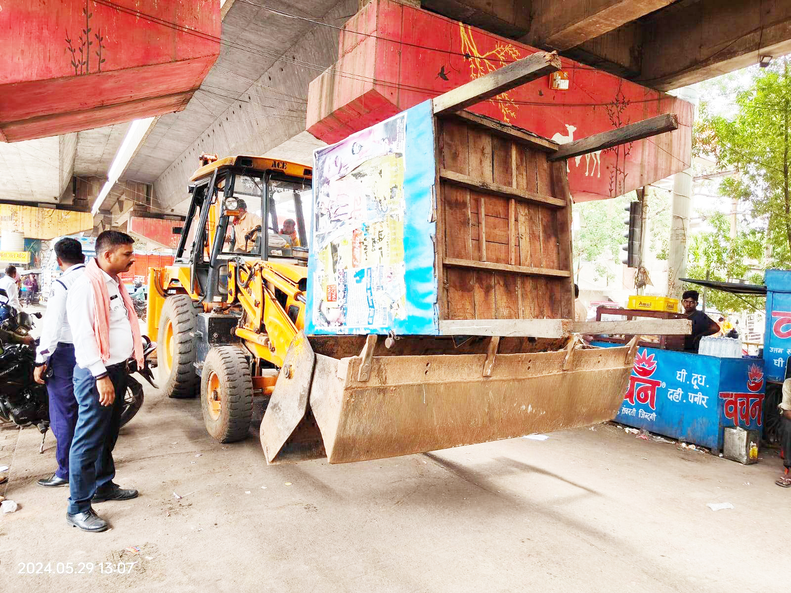 फ्लाई ओवर के नीचे से 26 ठेला-गुमटी हटाया