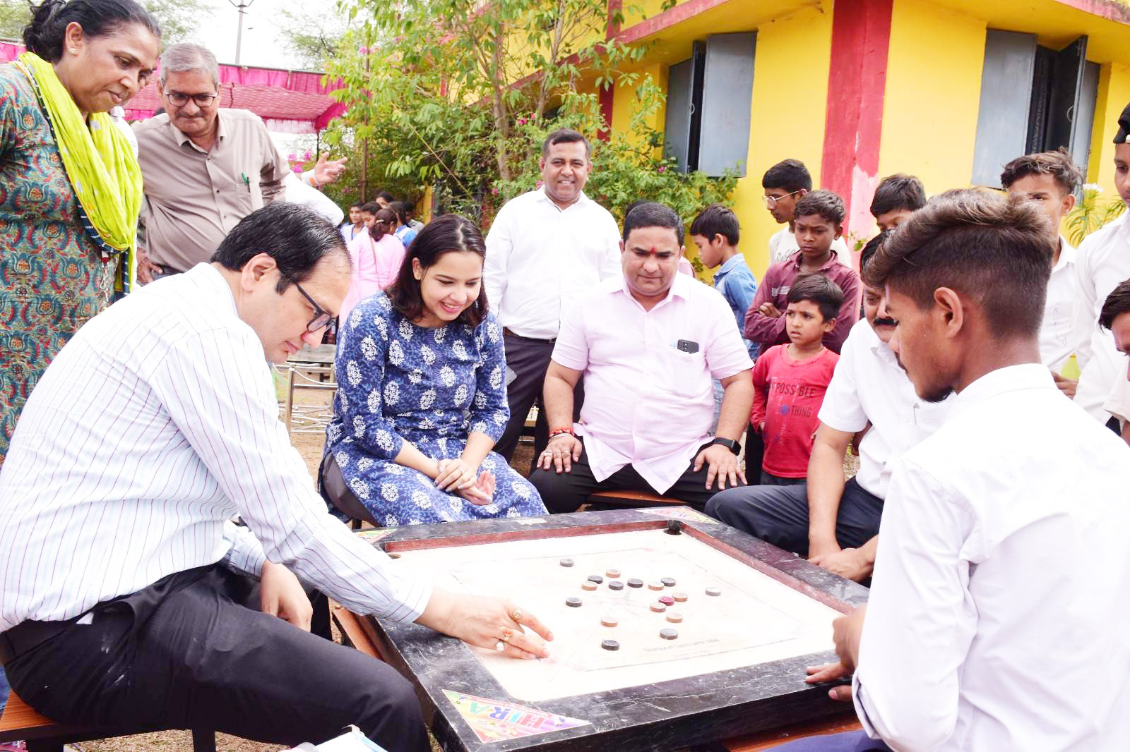 कलेक्टर ने बच्चों के साथ खेला कैरम-क्रिकेट कलेक्टर ने बच्चों के साथ खेला कैरम-क्रिकेट