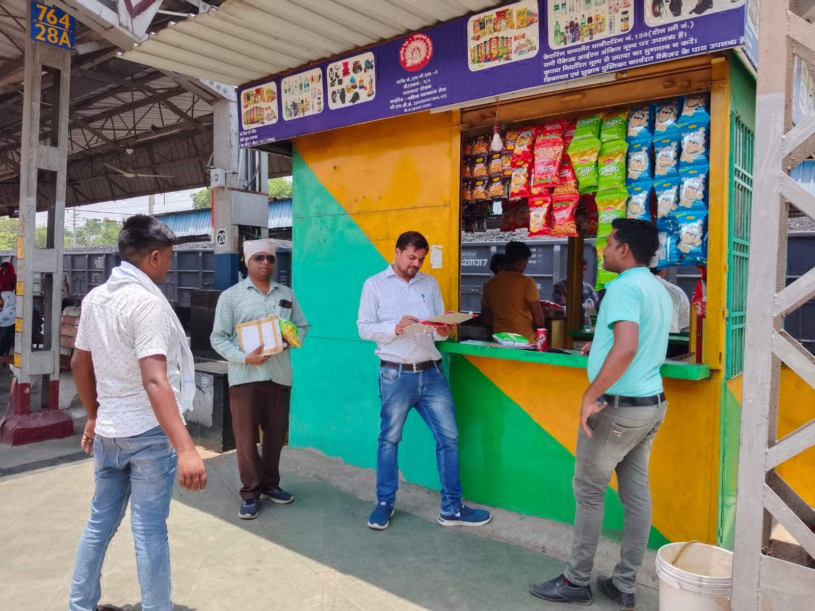 स्टेशन में अधिक मूल्य में सामान बेचने की शिकायत