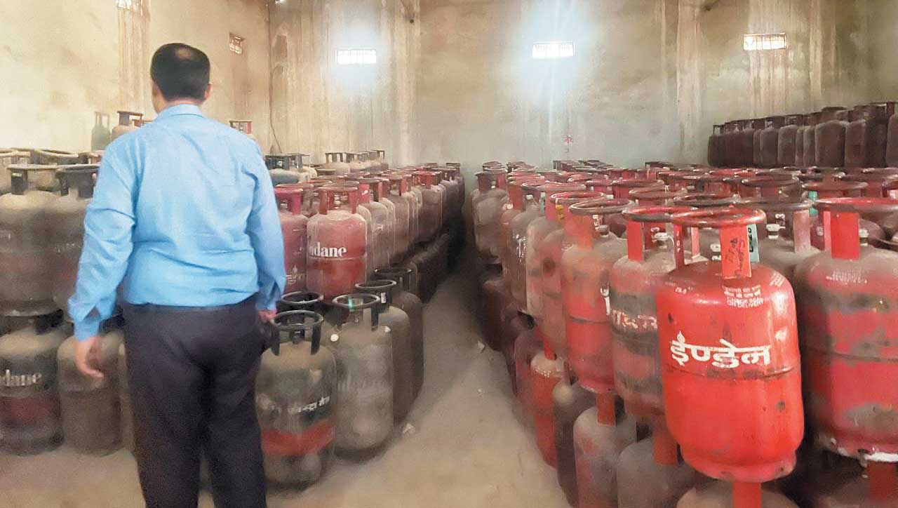 बम्लेश्वरी गैस एजेंसी में दबिश, स्टॉक मिलान में मिली गड़बड़ी