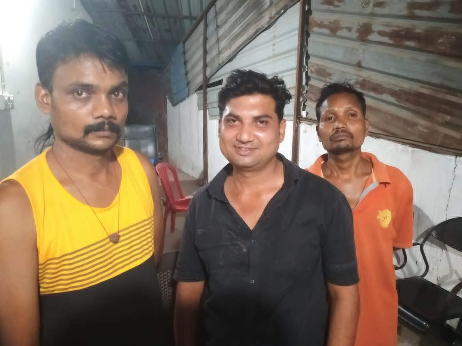 सार्वजानिक स्थानों पर बैठकर शराब पीते 3 गिरफ़्तार सार्वजानिक स्थानों पर बैठकर शराब पीते 3 गिरफ़्तार