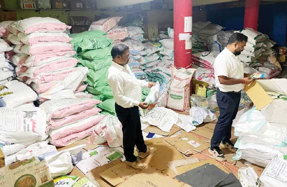  10 कृषि केन्द्रों का निरीक्षण, खाद-बीज के लिए सैंपल