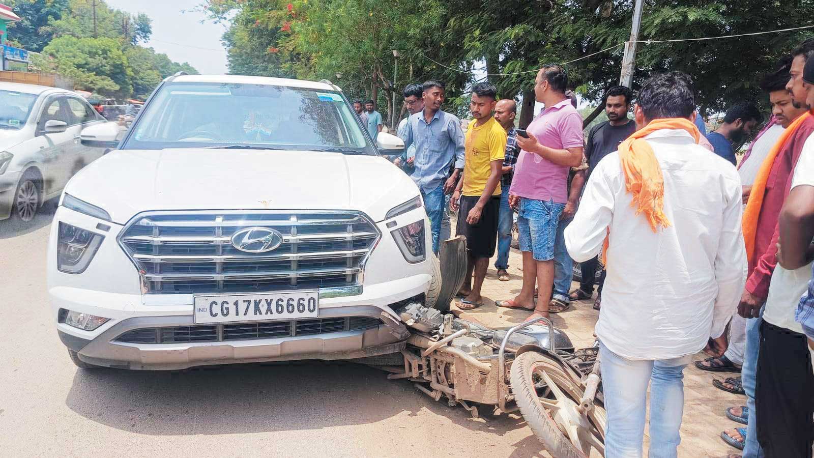 कार की ठोकर, बाल-बाल बचा बाइक चालक कार की ठोकर, बाल-बाल बचा बाइक चालक