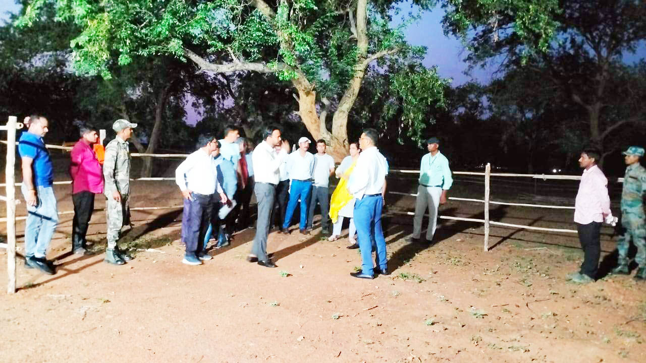 कलेक्टर-एसपी ने स्ट्रांग रूम का किया निरीक्षण