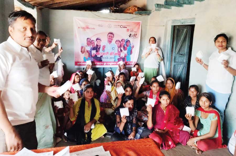 ग्रामीण क्षेत्रों में माहवारी पर चुप्पी तोड़ रही प्रोजेक्ट इज्जत की टीम