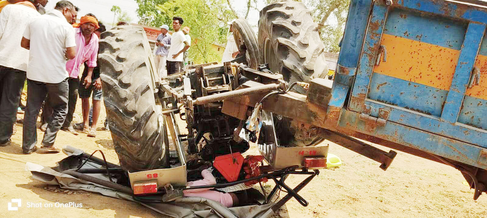 ट्रैक्टर पलटी, दो की मौत