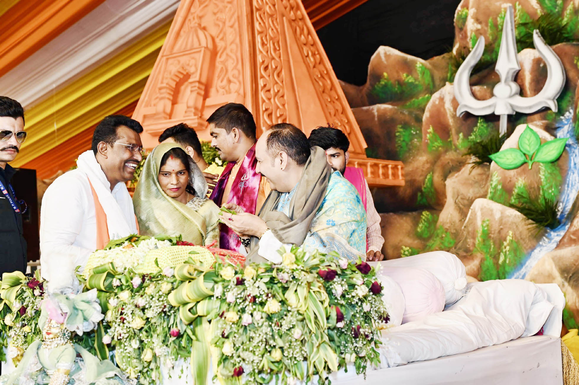 शिवमहापुराण में राजिम विधायक ने पत्नी संग लिया आशीर्वाद शिवमहापुराण में राजिम विधायक ने पत्नी संग लिया आशीर्वाद