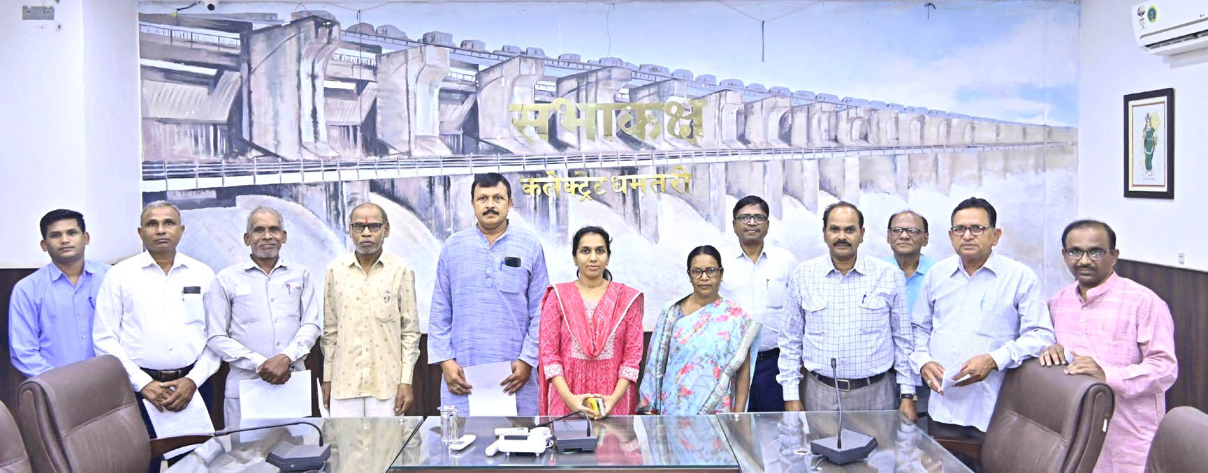 सेवानिवृत्त हुए 8 शासकीय सेवकों को पेंशन प्राधिकार पत्र