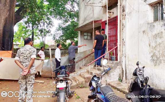 पोस्ट ऑफिस से नगदी-मोबाइल चोरी