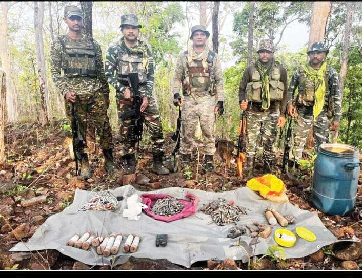 जंगल में छिपाए हथियार, विस्फोटक व अन्य नक्सल सामान जब्त