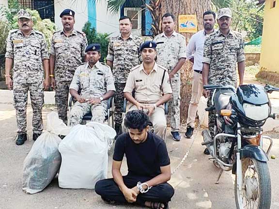 बाइक पर गांजा तस्करी, ओडिशा का एक बंदी