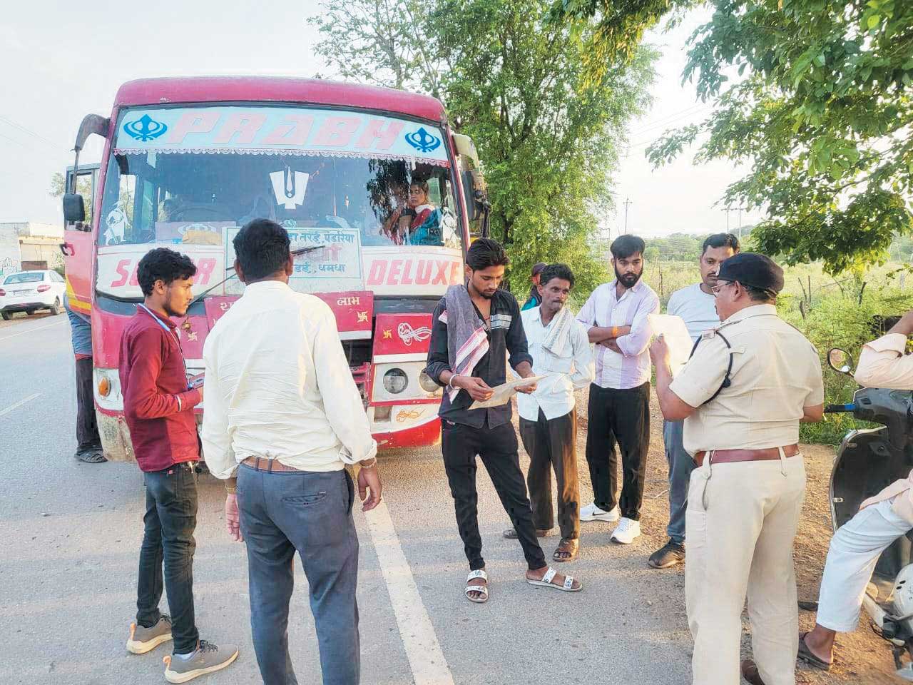यातायात नियमों का उल्लंघन, मालवाहक, बसों सहित अन्य गाडिय़ों पर जुर्माना यातायात नियमों का उल्लंघन, मालवाहक, बसों सहित अन्य गाडिय़ों पर जुर्माना