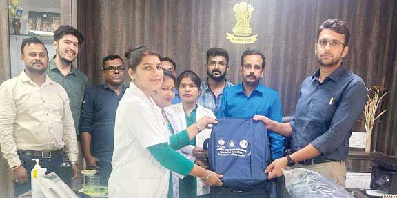 कलेक्टर ने किया बैग वितरण