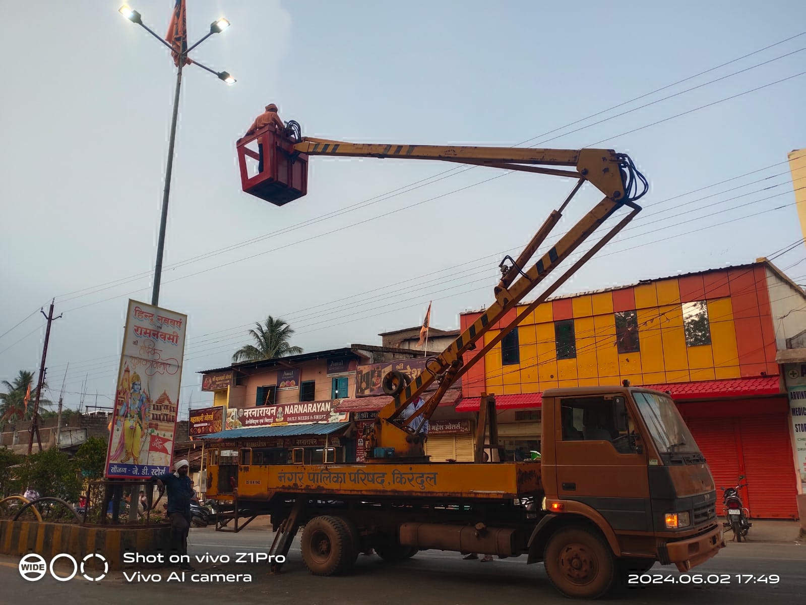 महिनों से बंद पड़ा गौरव पथ के स्ट्रीट लाईट को सुधारा गया महिनों से बंद पड़ा गौरव पथ के स्ट्रीट लाईट को सुधारा गया
