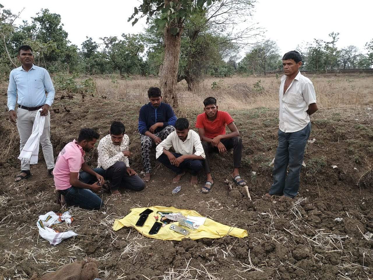 जुआ खेलते आधा दर्जन गिरफ्तार जुआ खेलते आधा दर्जन गिरफ्तार