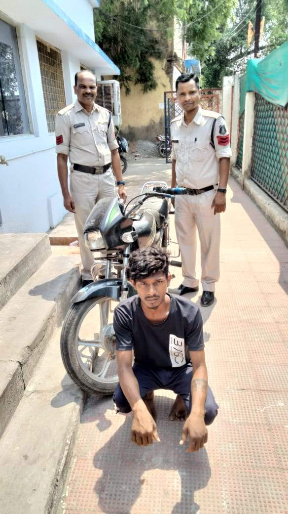 चोरी की बाइक संग युवक गिरफ्तार चोरी की बाइक संग युवक गिरफ्तार