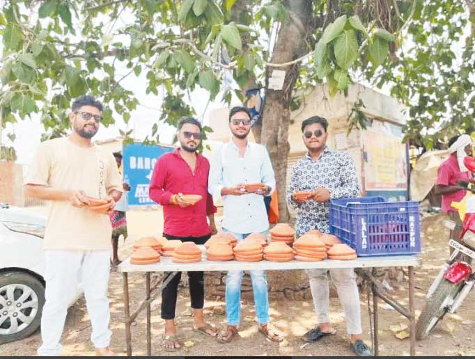 पक्षियों के पीने के लिए नि:शुल्क प्यालों का वितरण