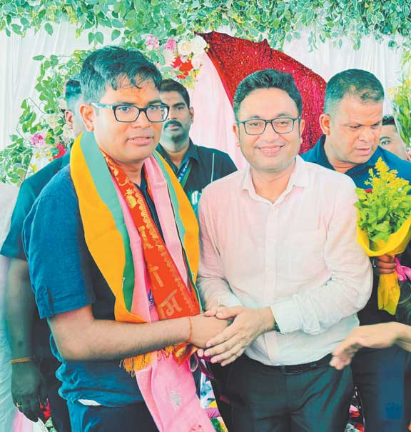 वित्त मंत्री चौधरी को बधाई देने पहुँचे देवांगन वित्त मंत्री चौधरी को बधाई देने पहुँचे देवांगन
