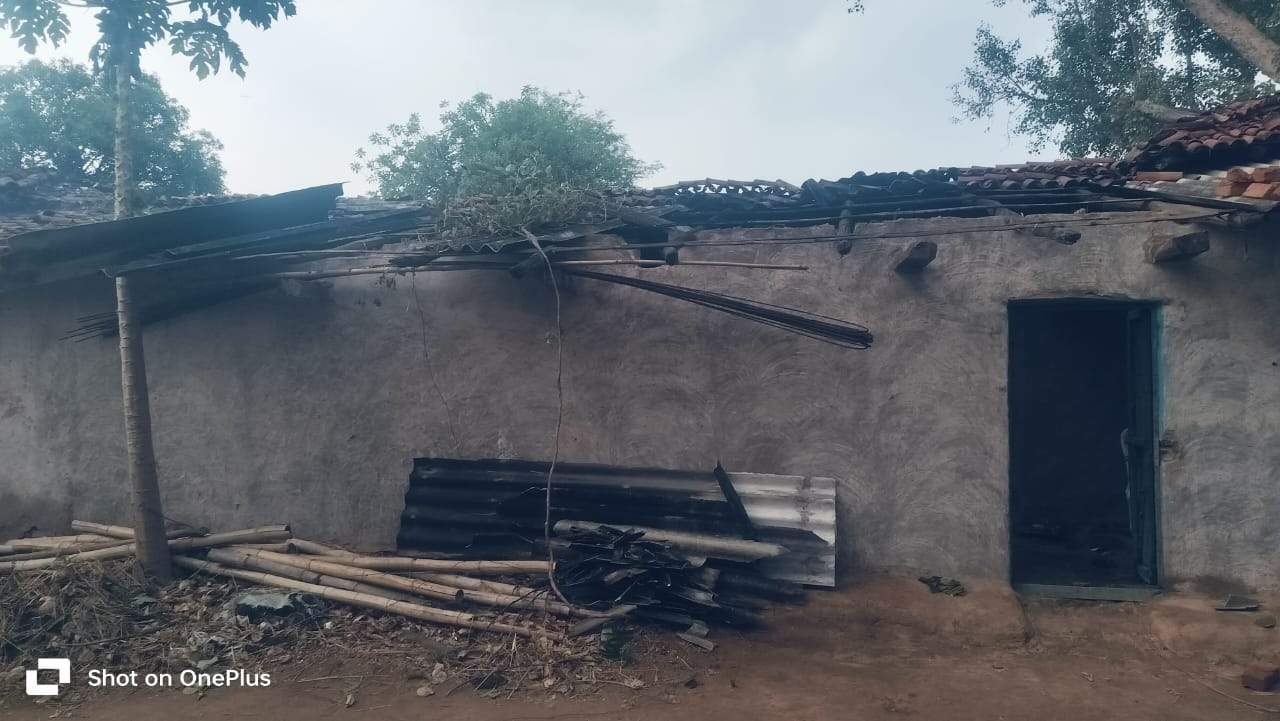 आंधी-तूफान और बारिश, कई मकान क्षतिग्रस्त, शीट उड़े, खंभे व पेड़ धराशायी