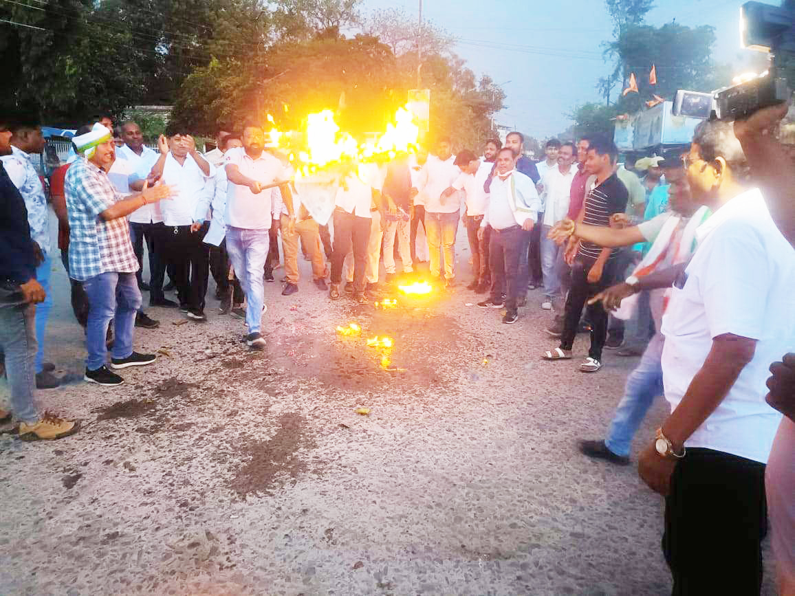 बिजली समस्या को लेकर कांगे्रस ने फूंका विधायक व बिजली विभाग का पुतला बिजली समस्या को लेकर कांगे्रस ने फूंका विधायक व बिजली विभाग का पुतला