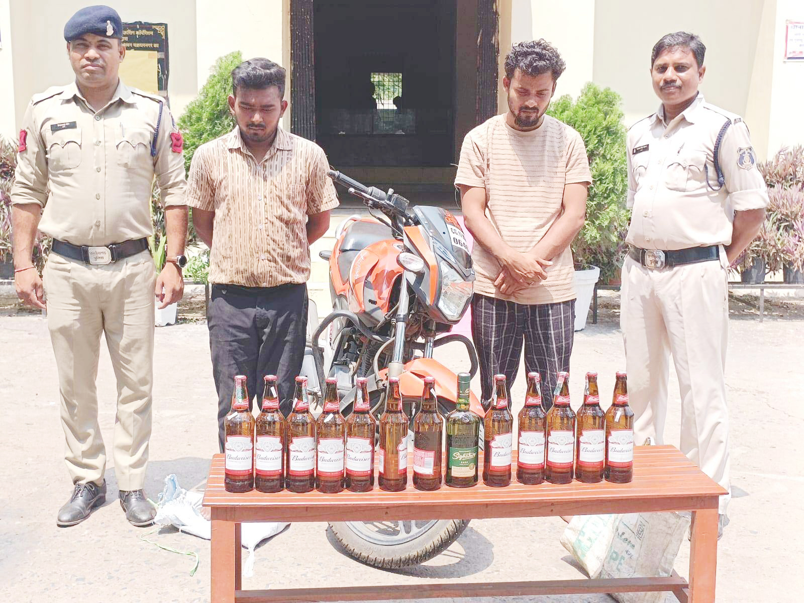 बाईक पर अवैध शराब परिवहन करते दो पकड़ाए