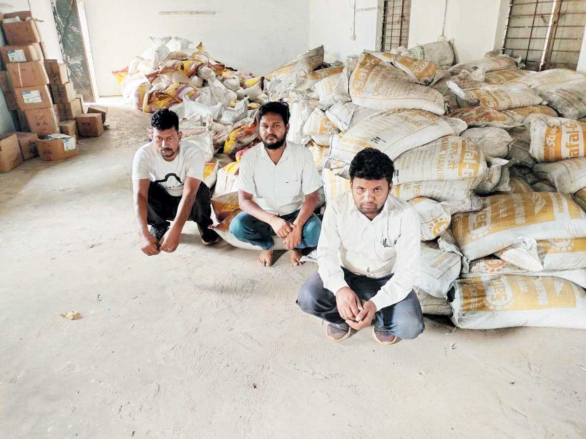 अलग-अलग जगह से अवैध खाद जब्त, एमपी के 3 बंदी अलग-अलग जगह से अवैध खाद जब्त, एमपी के 3 बंदी