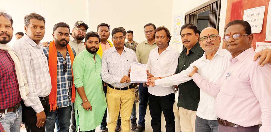 बिजली अफसरों बुलाया गेट के पास, तपती गर्मी में जनता ने पूछे सीधे सवाल बिजली अफसरों बुलाया गेट के पास, तपती गर्मी में जनता ने पूछे सीधे सवाल