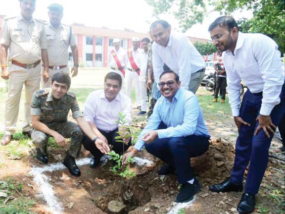 कलेक्टर-एसपी समेत अफसरों ने पौधे रोपे कलेक्टर-एसपी समेत अफसरों ने पौधे रोपे