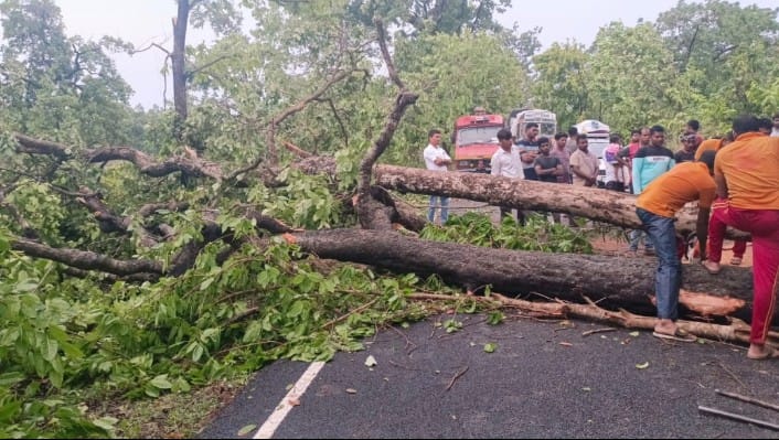 अचानक आयी आँधी तूफ़ान ने मचाई तबाही