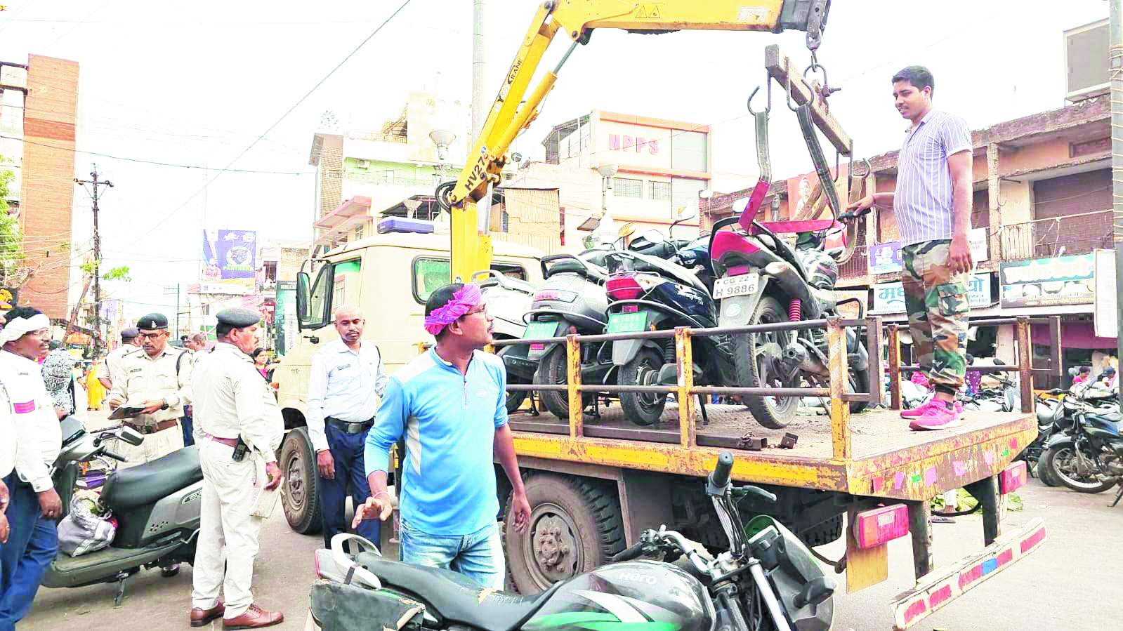 नो-पार्किंग में खड़े 34 वाहनों पर जुर्माना