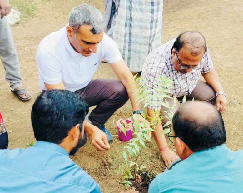 हर व्यक्ति साल में एक पौधा जरूर लगाए और उसे सहेजे 