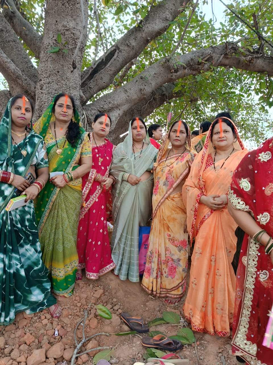 पति की लंबी उम्र की कामना के साथ रखा वट सावित्री व्रत