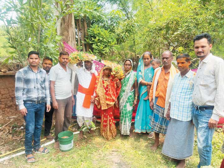 पर्यावरण दिवस पर दूल्हा-दुल्हन ने लगाए पौधे