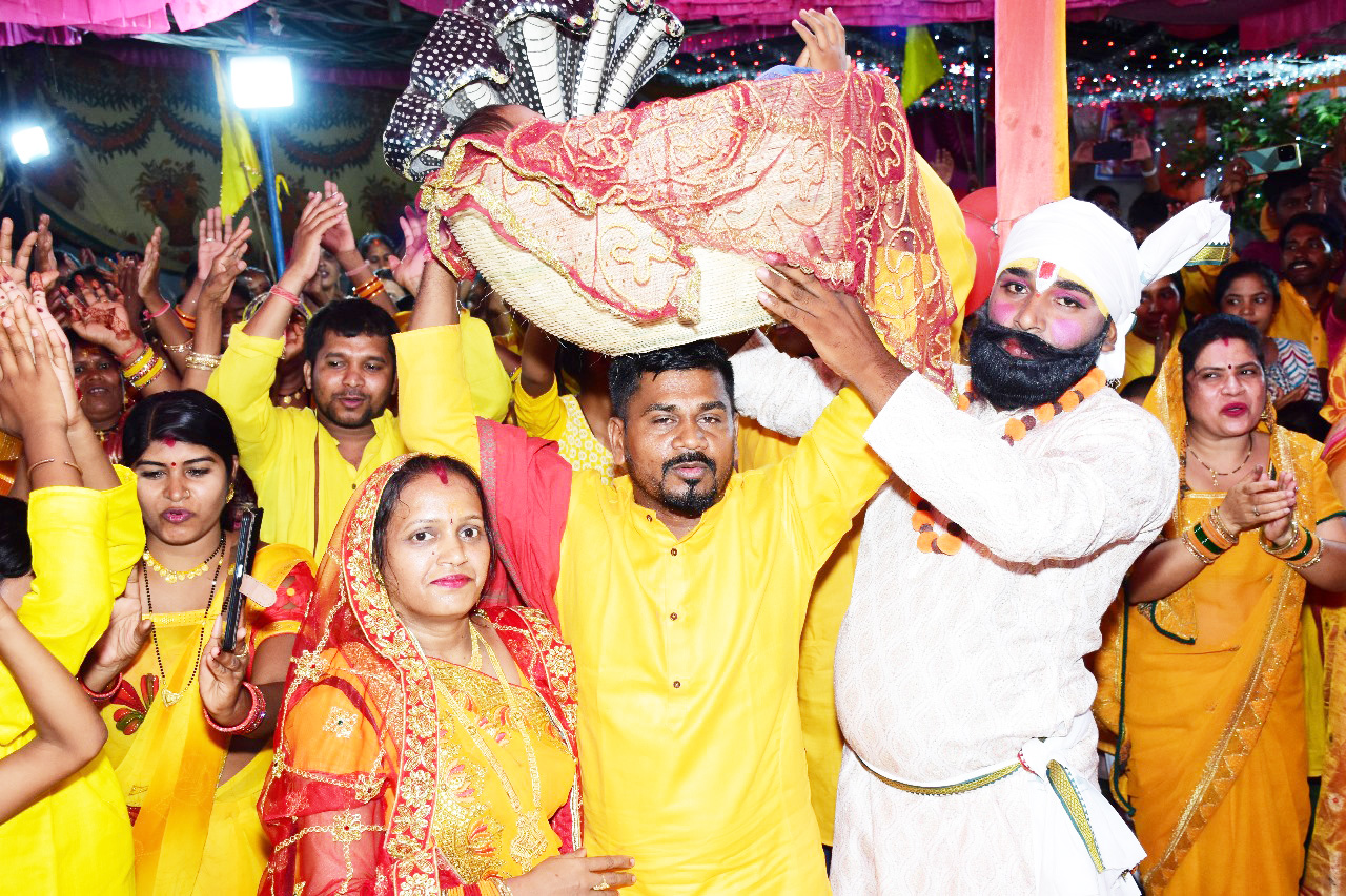 भागवत कथा में कृष्ण जन्म उत्सव मनाया 