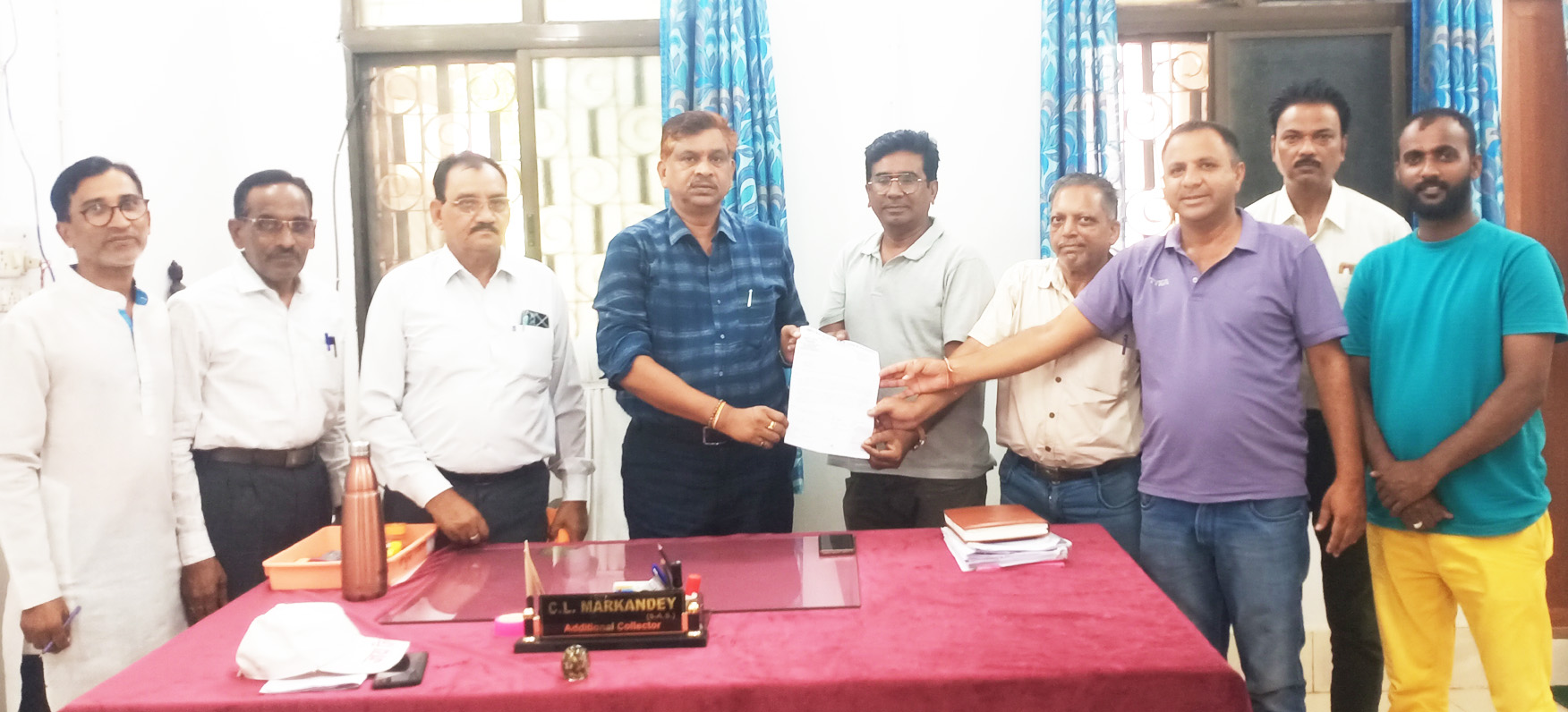 तोडफ़ोड़ के विरोध में जिला हॉकी संघ ने सौंपा ज्ञापन