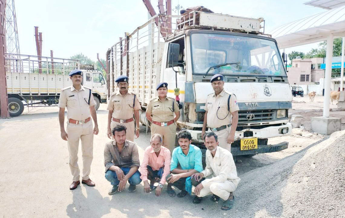 पेड़ काटकर चोरी करने वाले 4 आरोपी गिरफ्तार