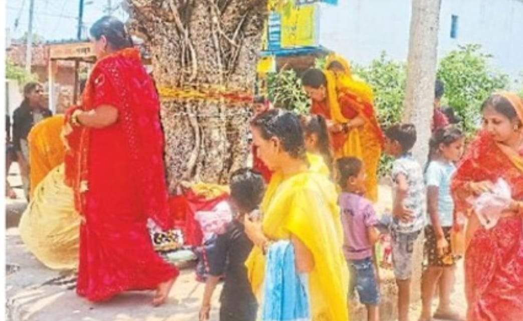 वटवृक्ष की 108 बार परिक्रमा कर परिवार की खुशहाली की कामना