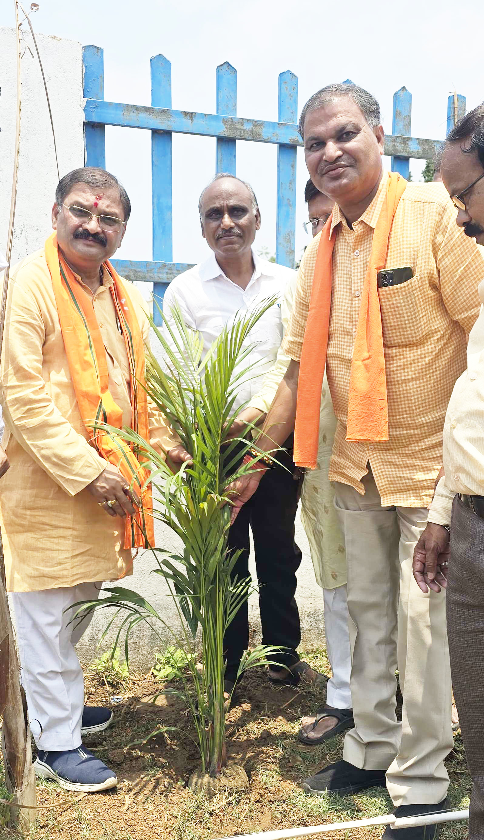 सांसद व पूर्व सांसद ने किया पौधरोपण