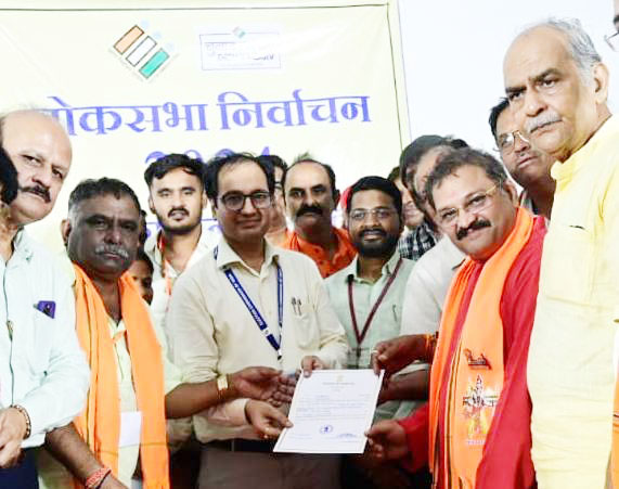 नांदगांव लोस चुनाव में भाजपा प्रत्याशी संतोष ने दर्ज की जीत