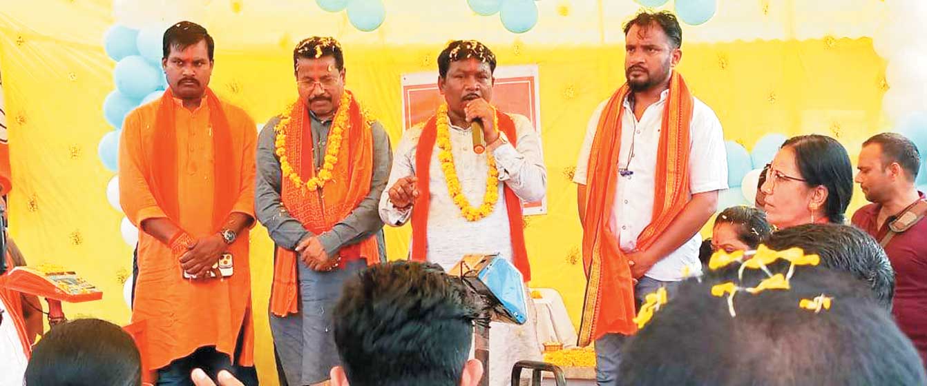 सांसद को लड्डुओं से तौला